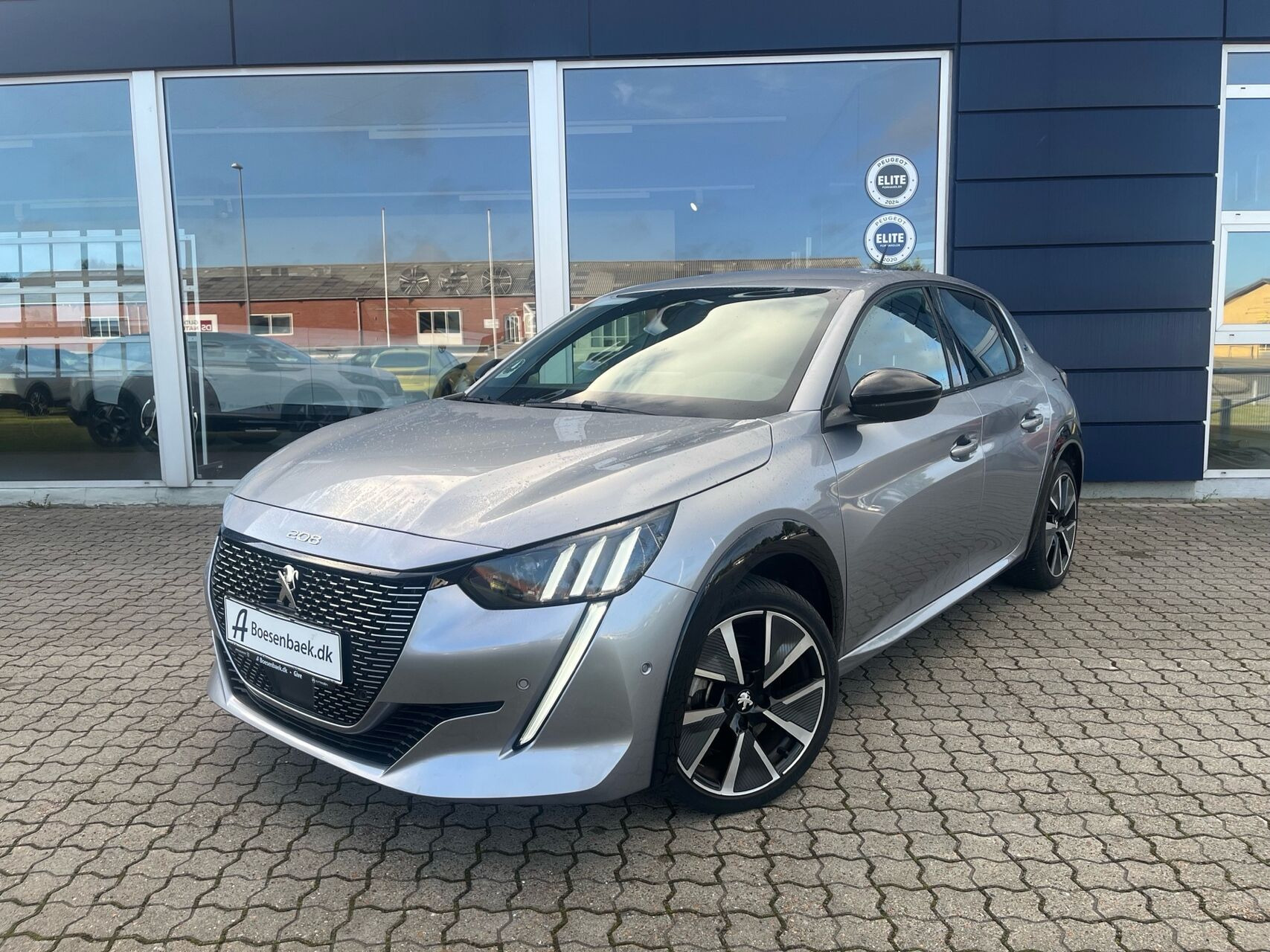 Grå Peugeot e-208 fra 2022