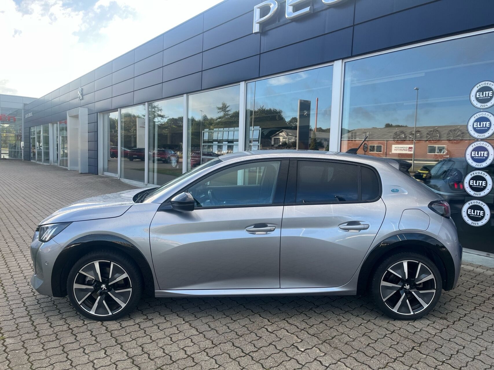 Grå Peugeot e-208 fra 2022