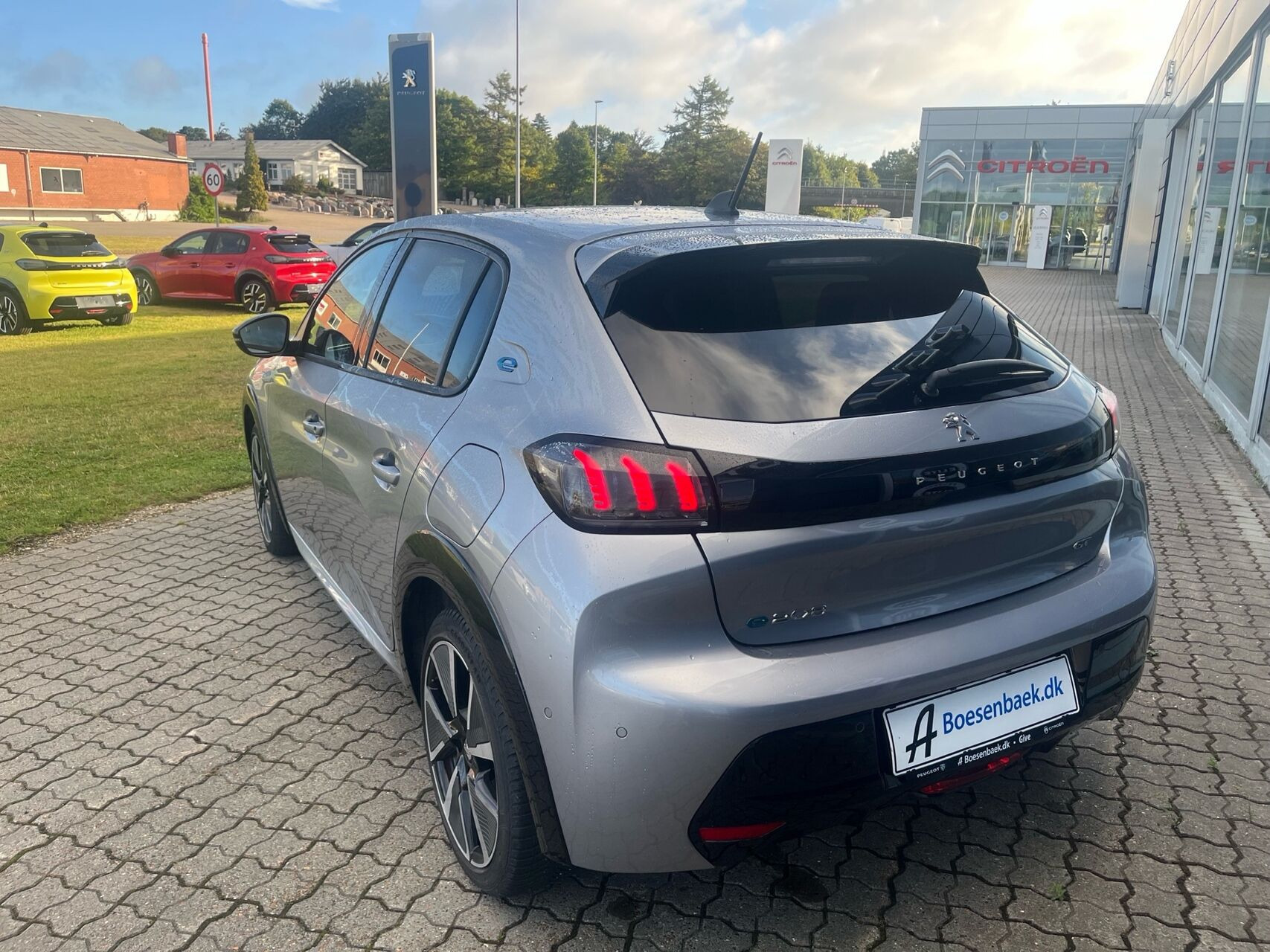 Grå Peugeot e-208 fra 2022