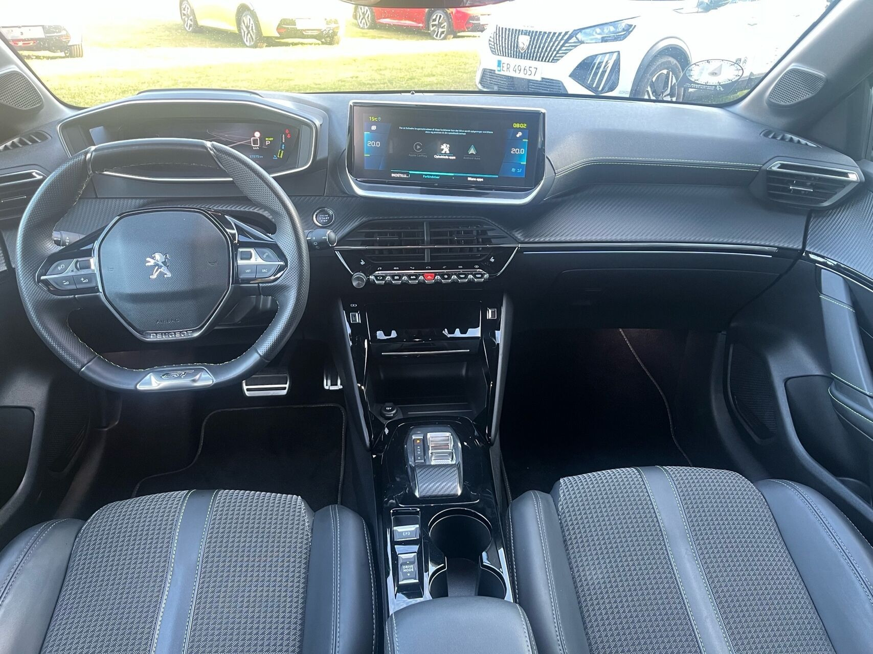 Grå Peugeot e-208 fra 2022