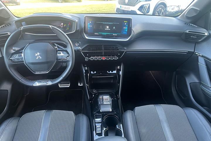 Grå Peugeot e-208 fra 2022