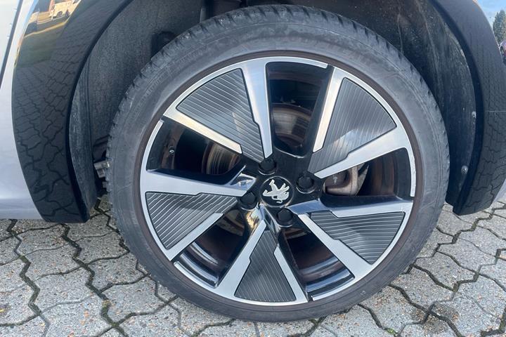 Grå Peugeot e-208 fra 2022