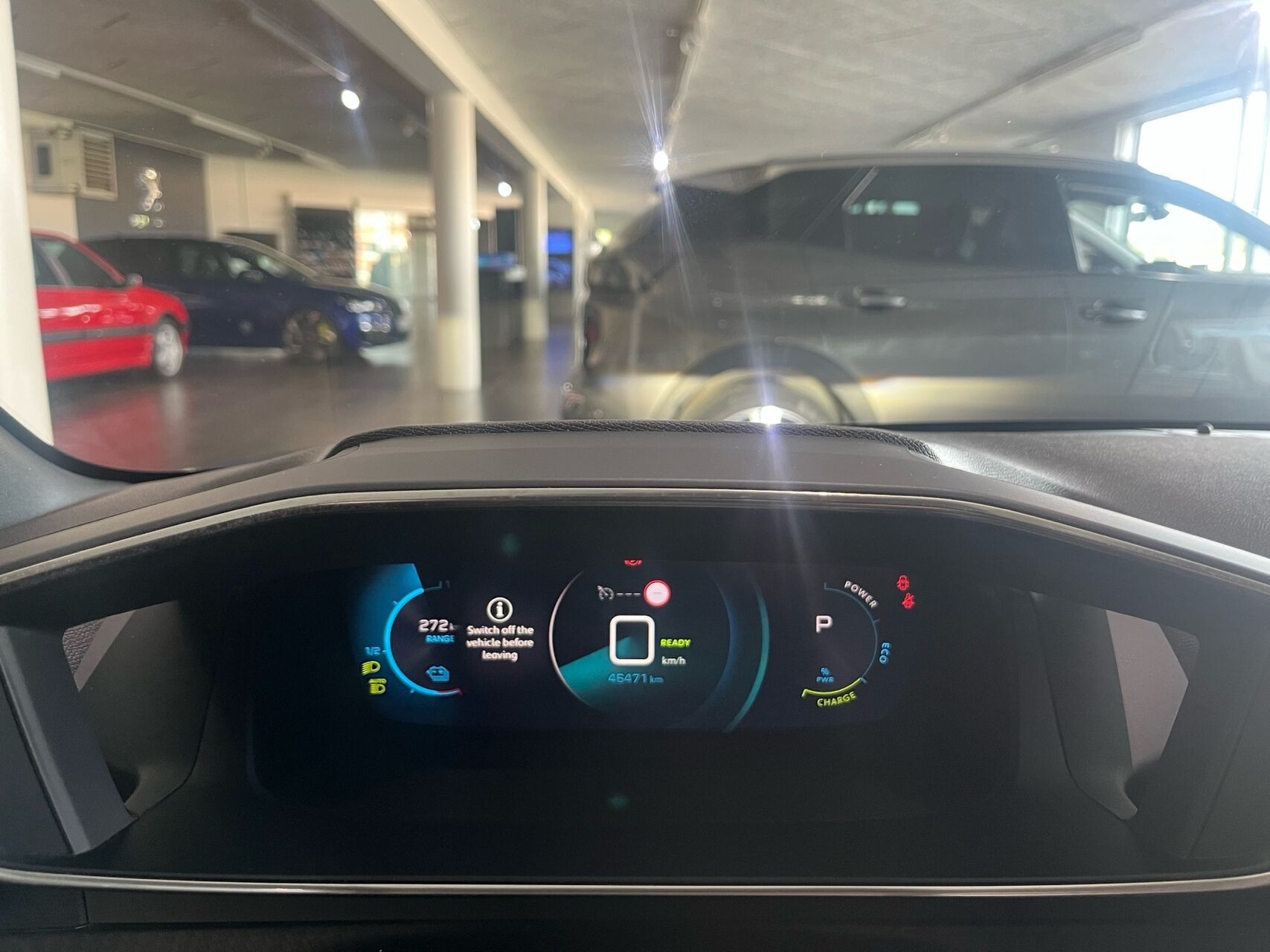 Grå Peugeot e-208 fra 2022