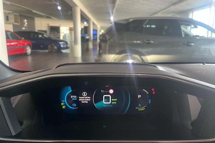 Grå Peugeot e-208 fra 2022
