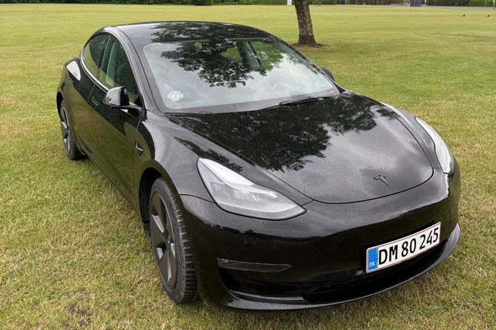 Sort Tesla Model 3 fra 2022 set udefra
