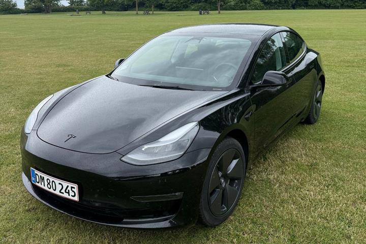 Sort Tesla Model 3 fra 2022