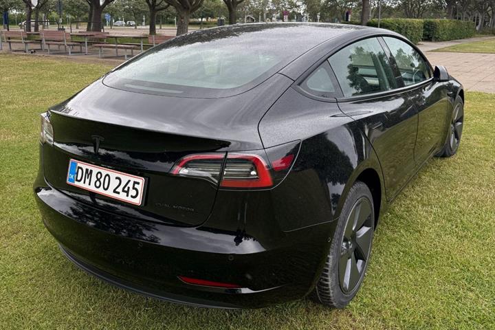 Sort Tesla Model 3 fra 2022