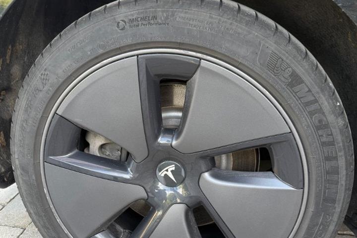 Sort Tesla Model 3 fra 2022