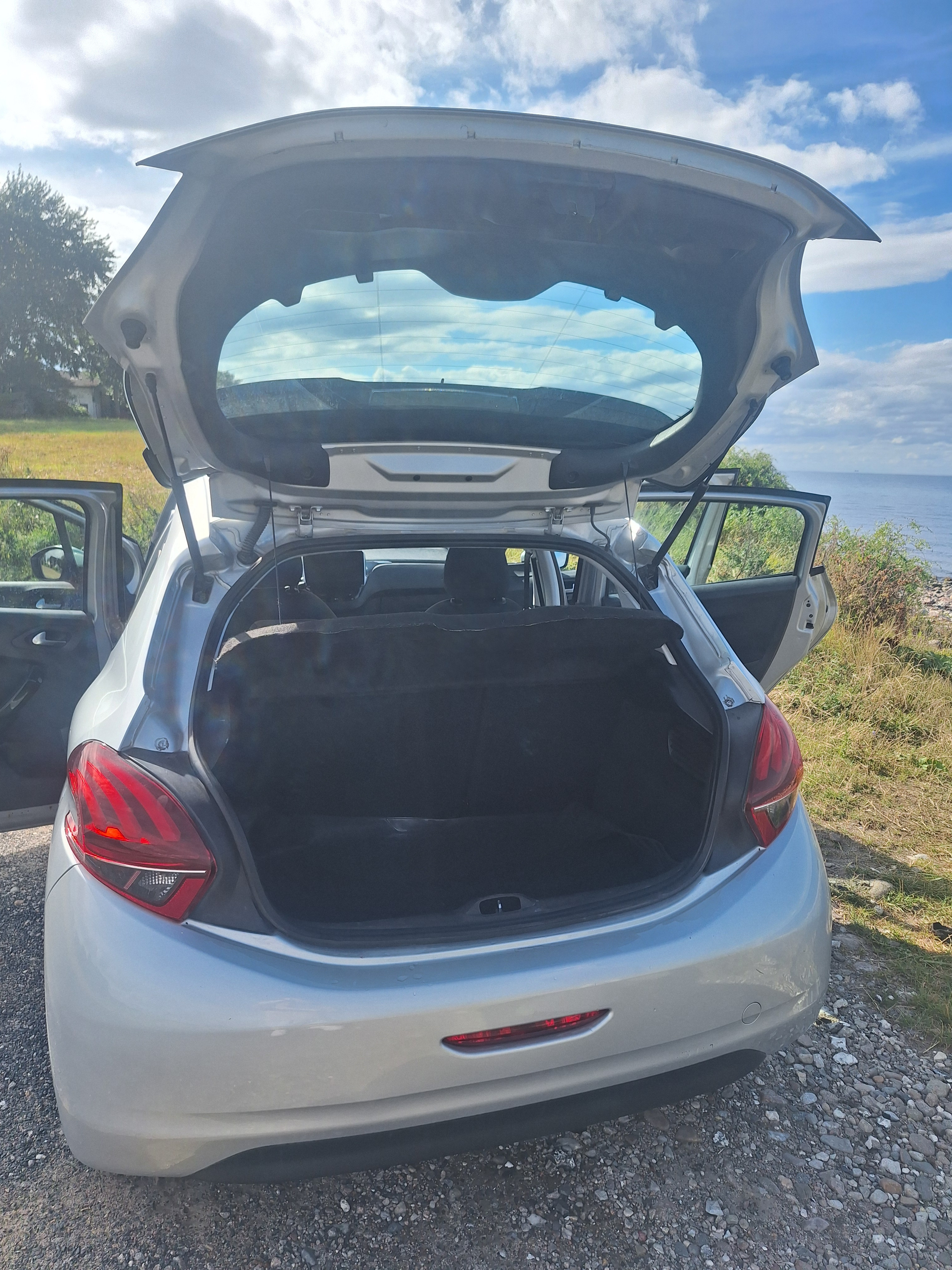 Grå Peugeot 208 fra 2016