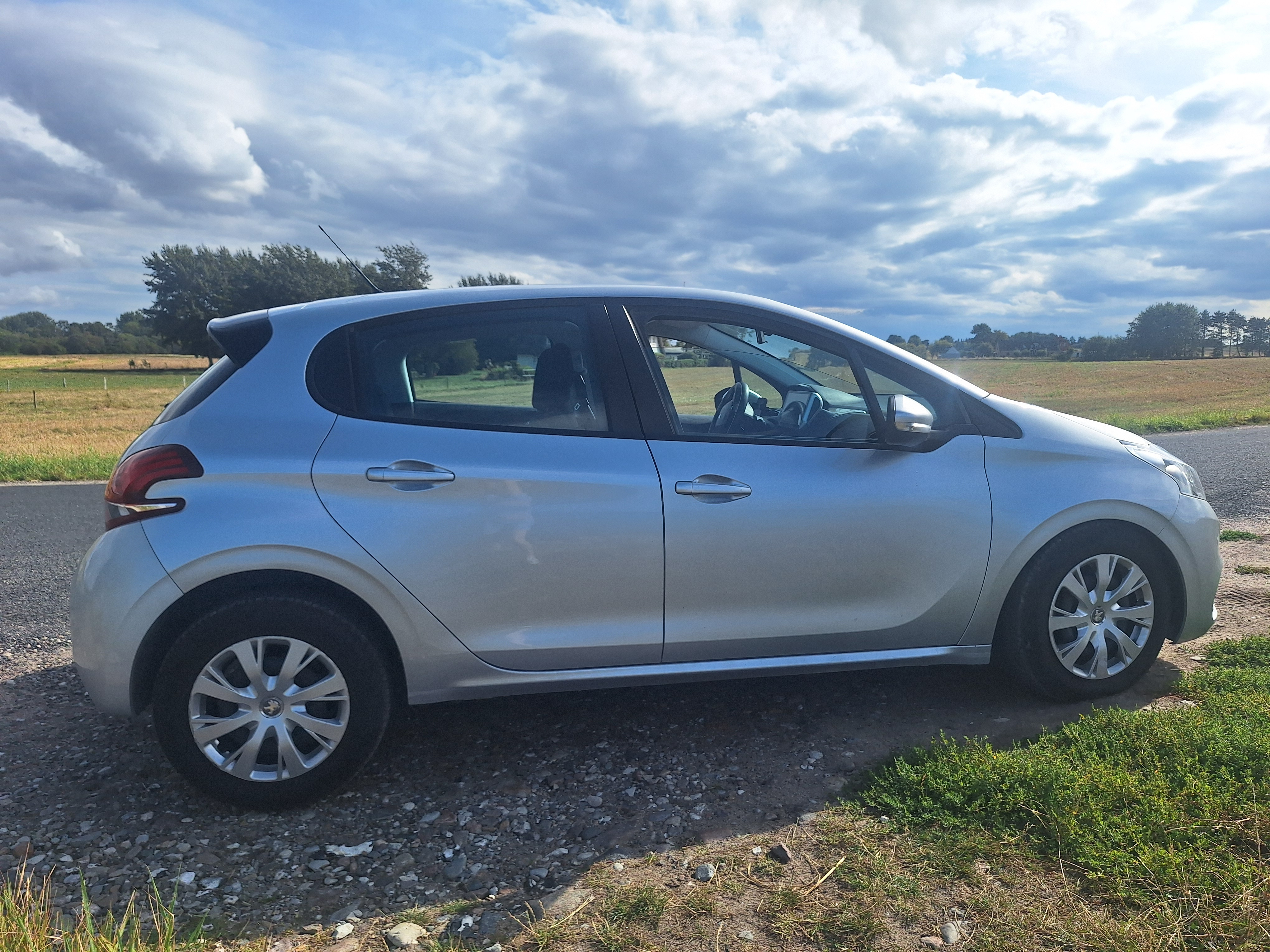 Grå Peugeot 208 fra 2016