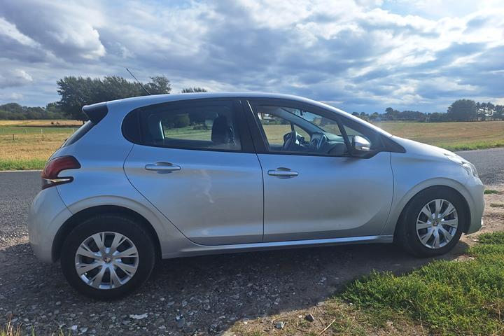 Grå Peugeot 208 fra 2016