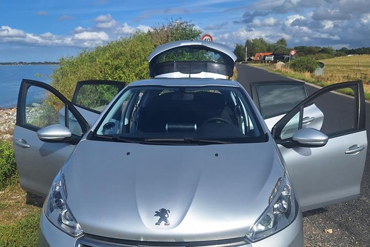 Grå Peugeot 208 fra 2016