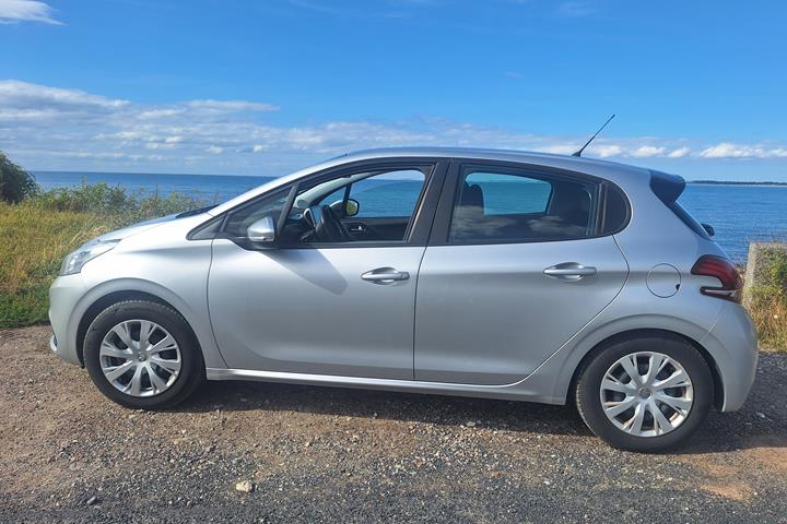 Grå Peugeot 208 fra 2016