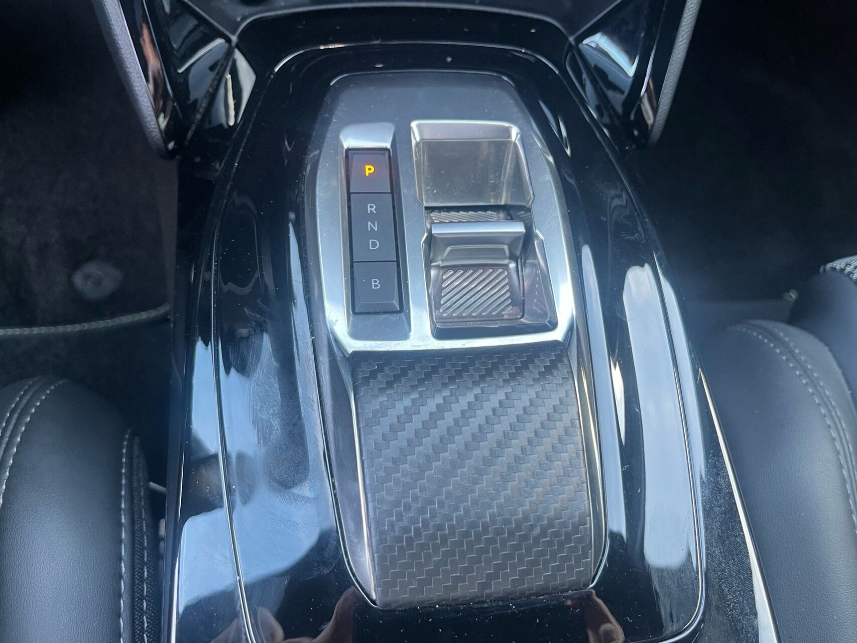 Grå Peugeot e-208 fra 2022