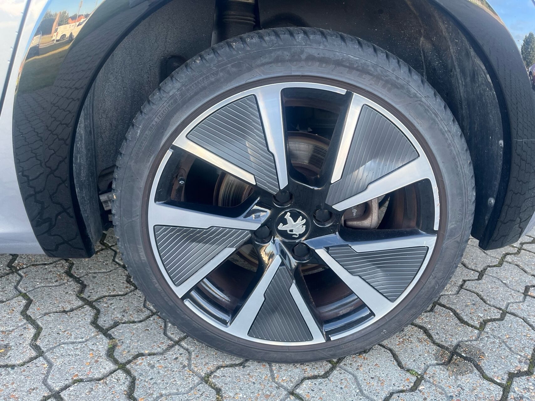 Grå Peugeot e-208 fra 2022