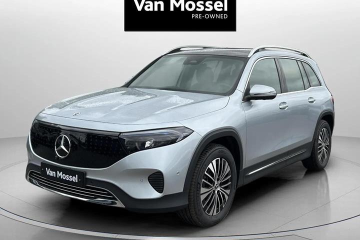 Sølv Mercedes EQB300 fra 2025 set udefra