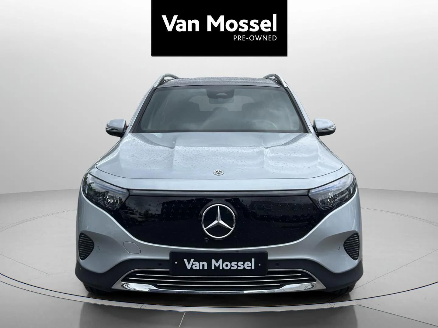 Sølv Mercedes EQB300 fra 2025