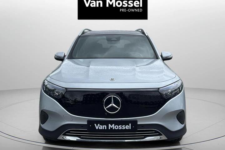 Sølv Mercedes EQB300 fra 2025