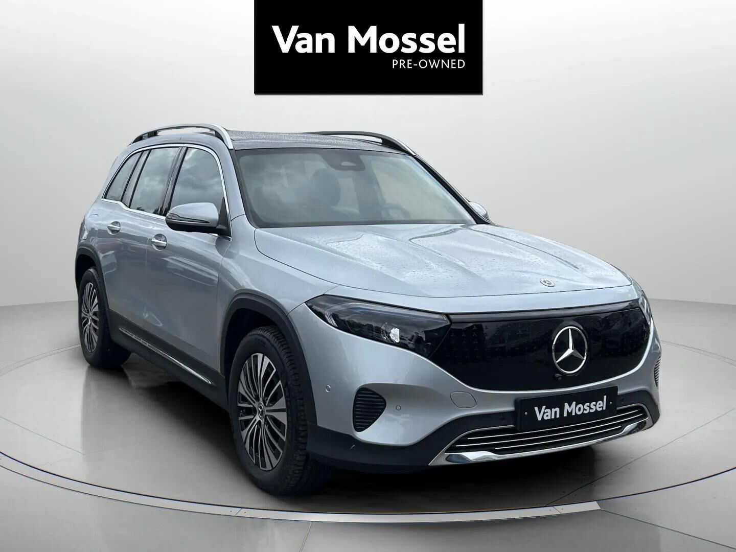 Sølv Mercedes EQB300 fra 2025