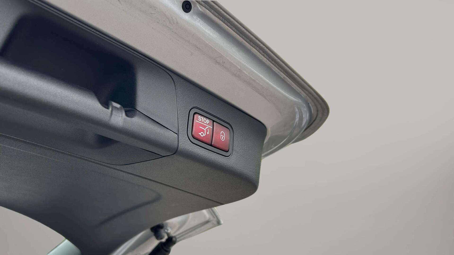 Sølv Mercedes EQB300 fra 2025