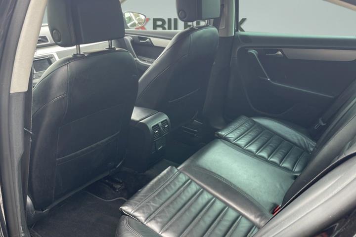Sort VW Passat fra 2013