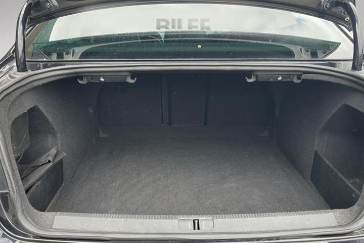 Sort VW Passat fra 2013