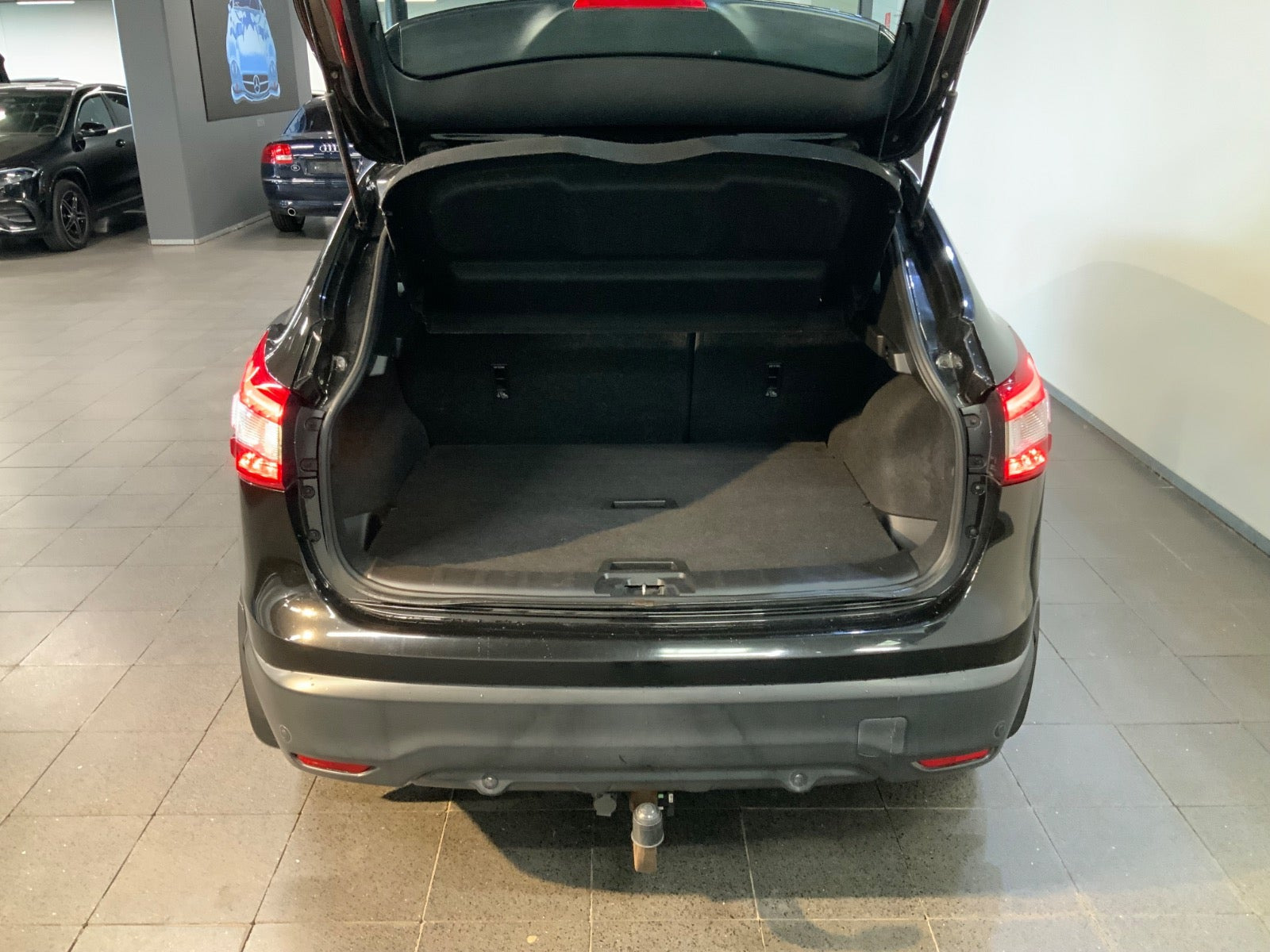 Sort Nissan Qashqai fra 2014
