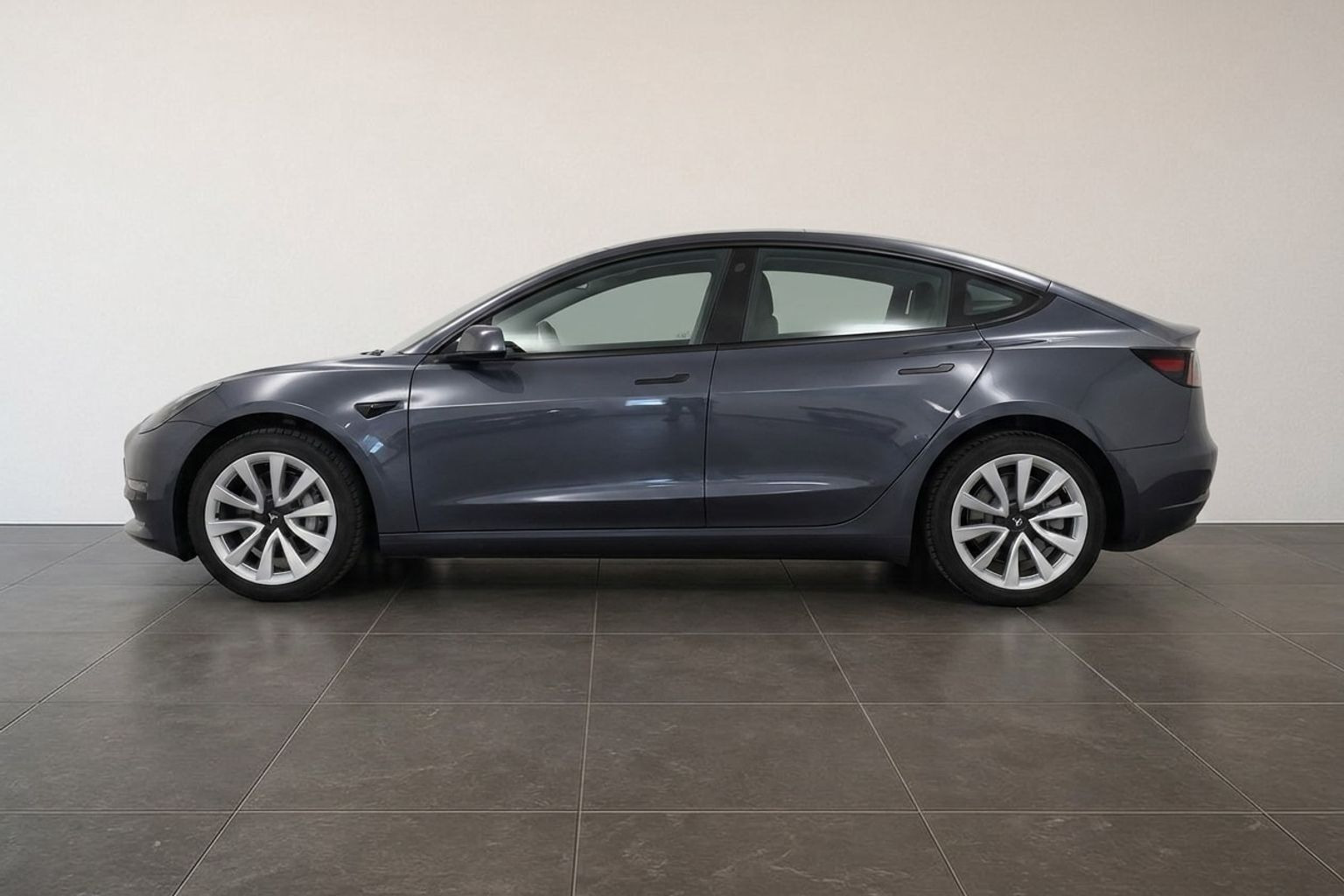 Grå Tesla Model 3 fra 2023