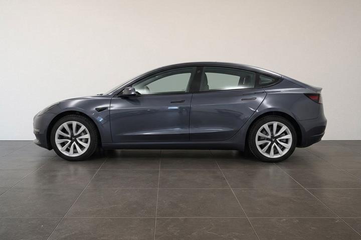 Grå Tesla Model 3 fra 2023
