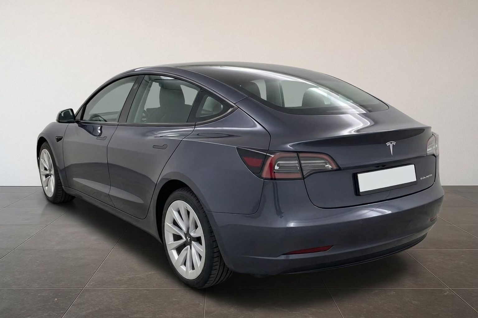 Grå Tesla Model 3 fra 2023