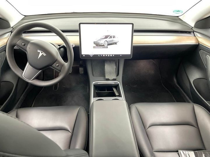 Grå Tesla Model 3 fra 2023