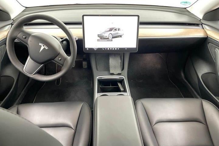 Grå Tesla Model 3 fra 2023