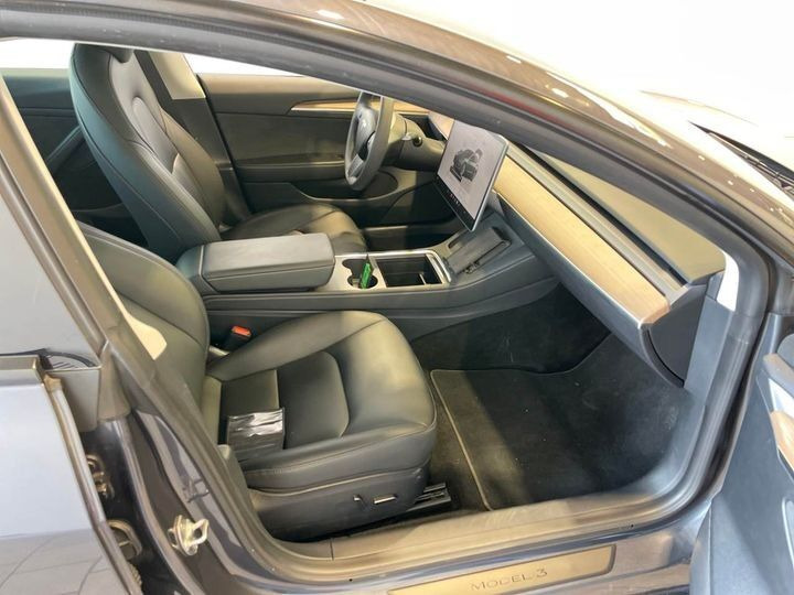 Grå Tesla Model 3 fra 2023