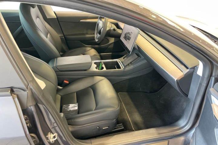 Grå Tesla Model 3 fra 2023