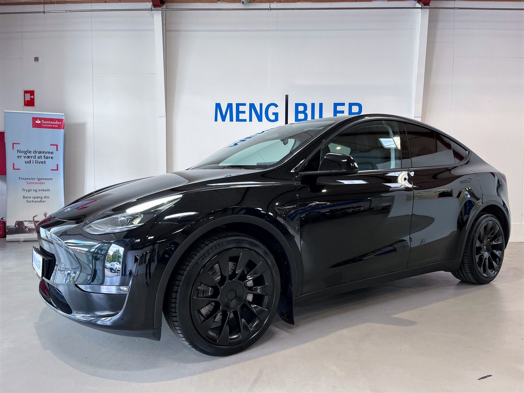 Sort Tesla Model Y fra 2023