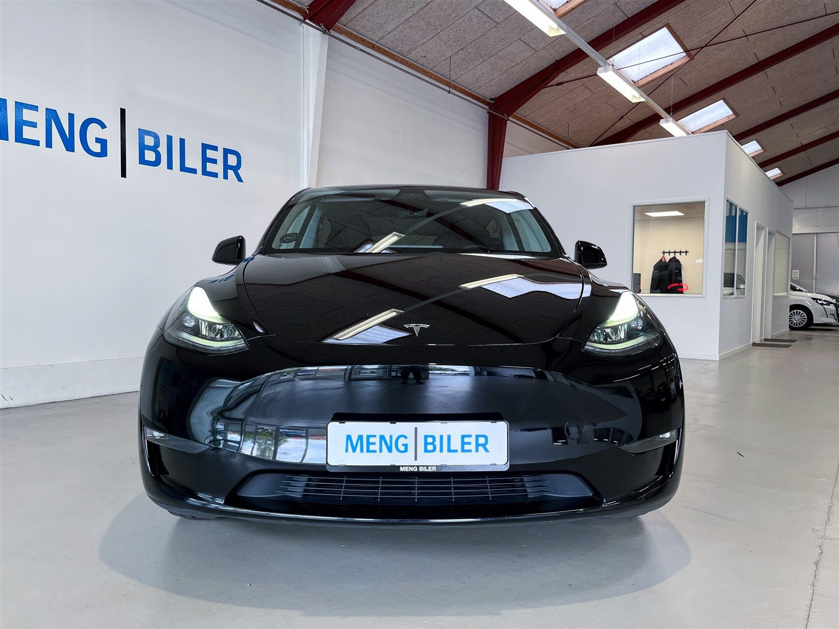 Sort Tesla Model Y fra 2023