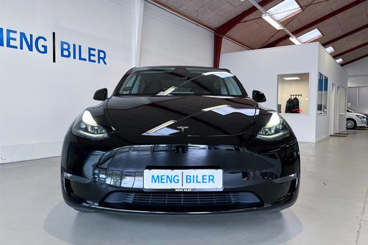 Sort Tesla Model Y fra 2023