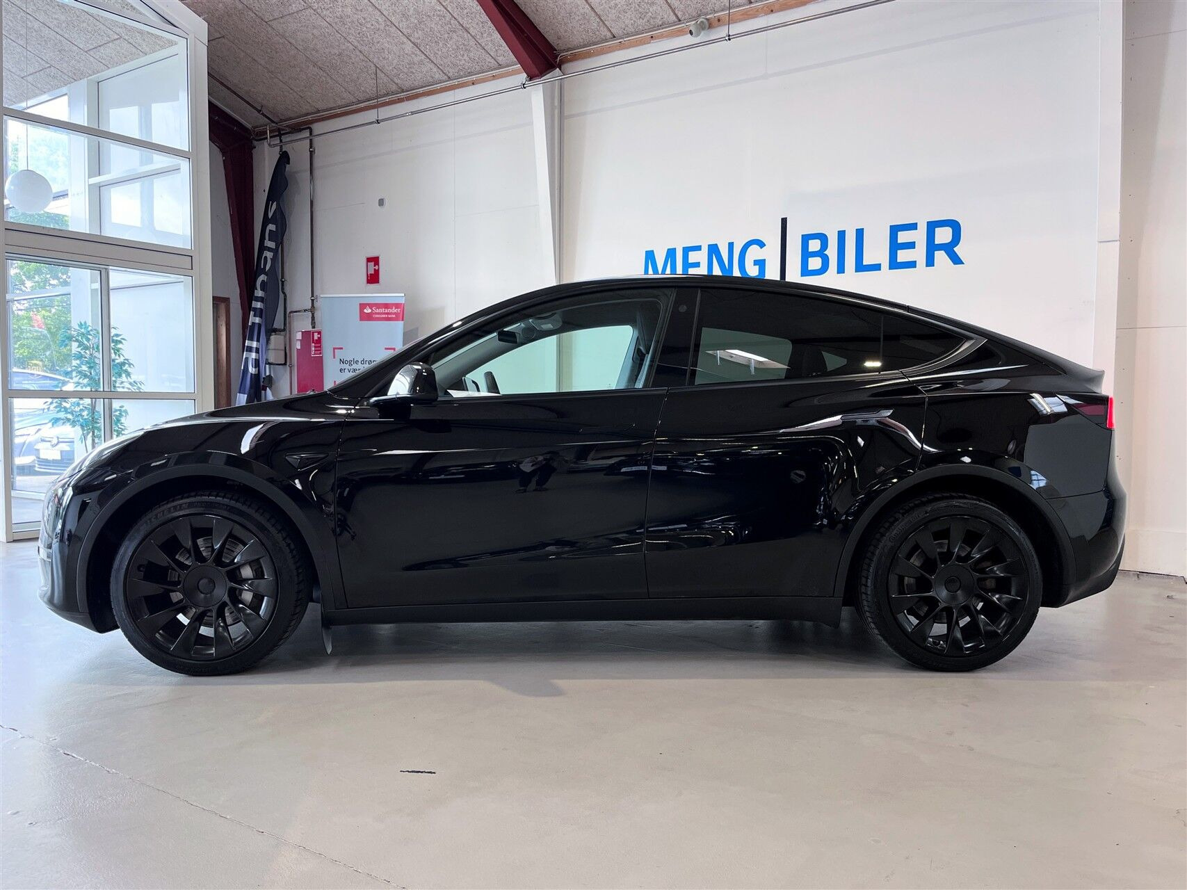Sort Tesla Model Y fra 2023