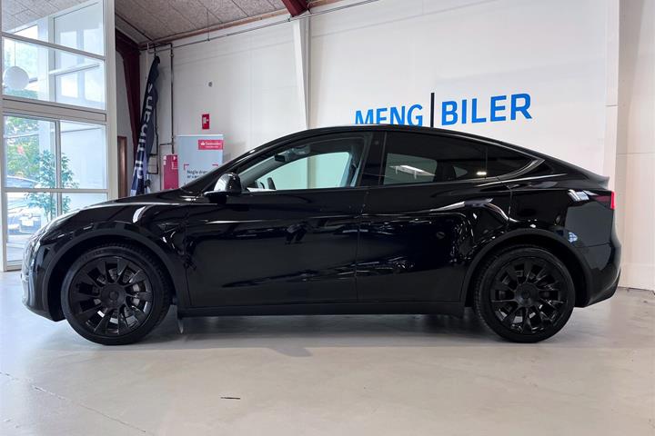 Sort Tesla Model Y fra 2023