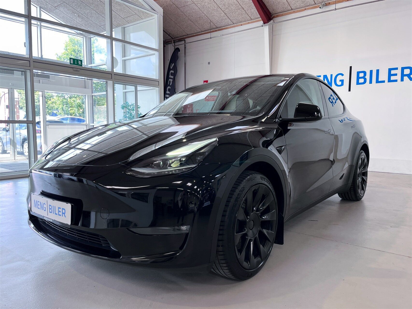 Sort Tesla Model Y fra 2023