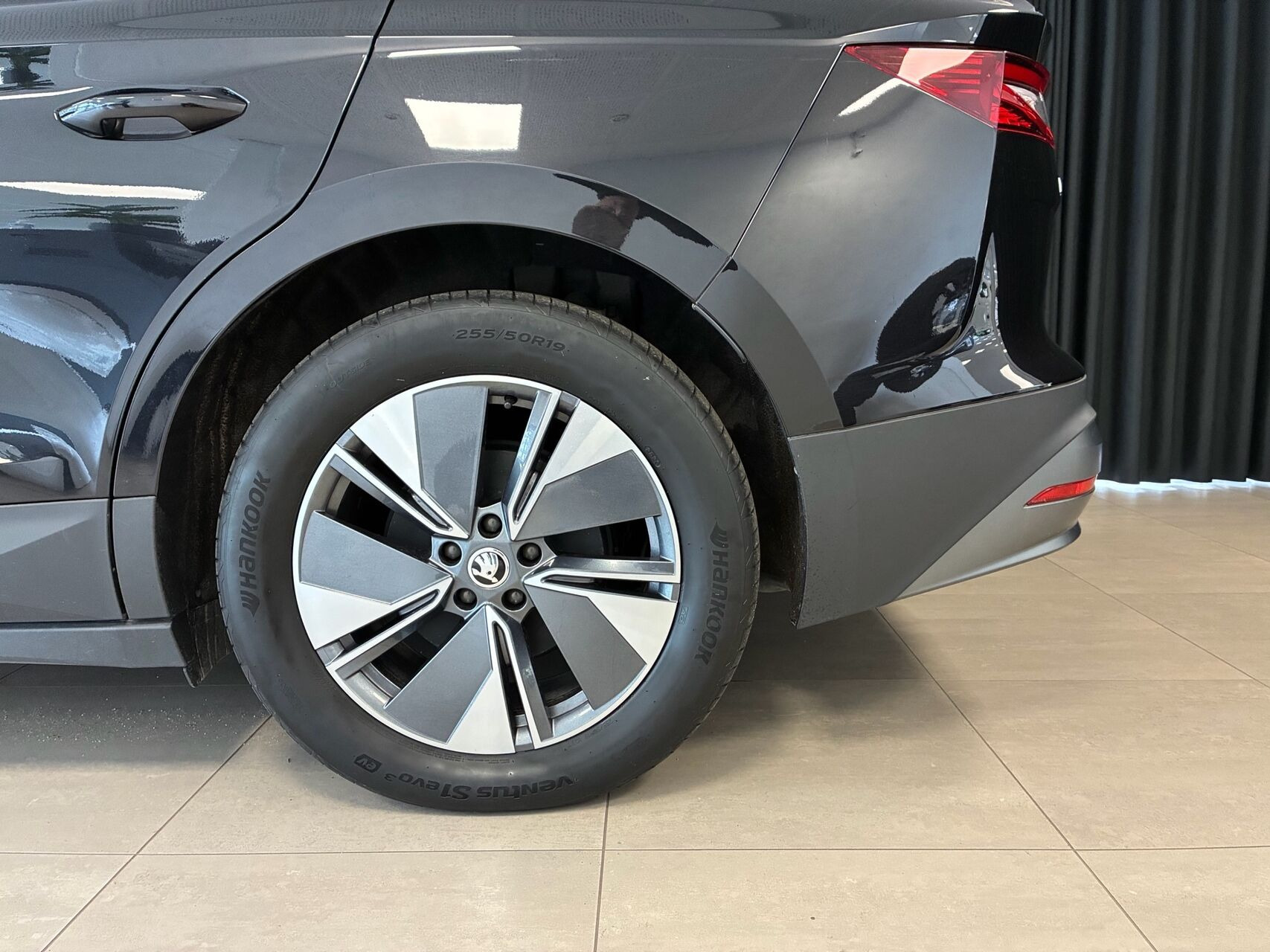 Sort Skoda Enyaq fra 2024