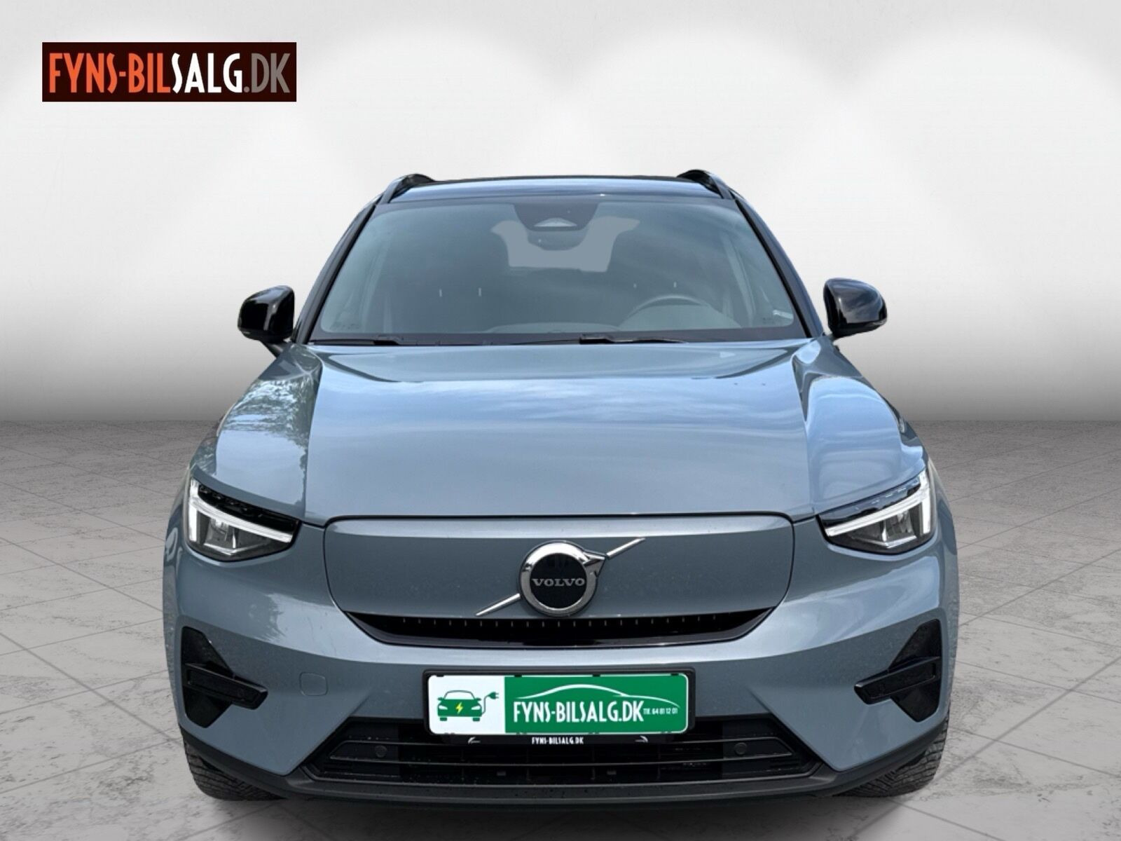 Grå Volvo XC40 fra 2023