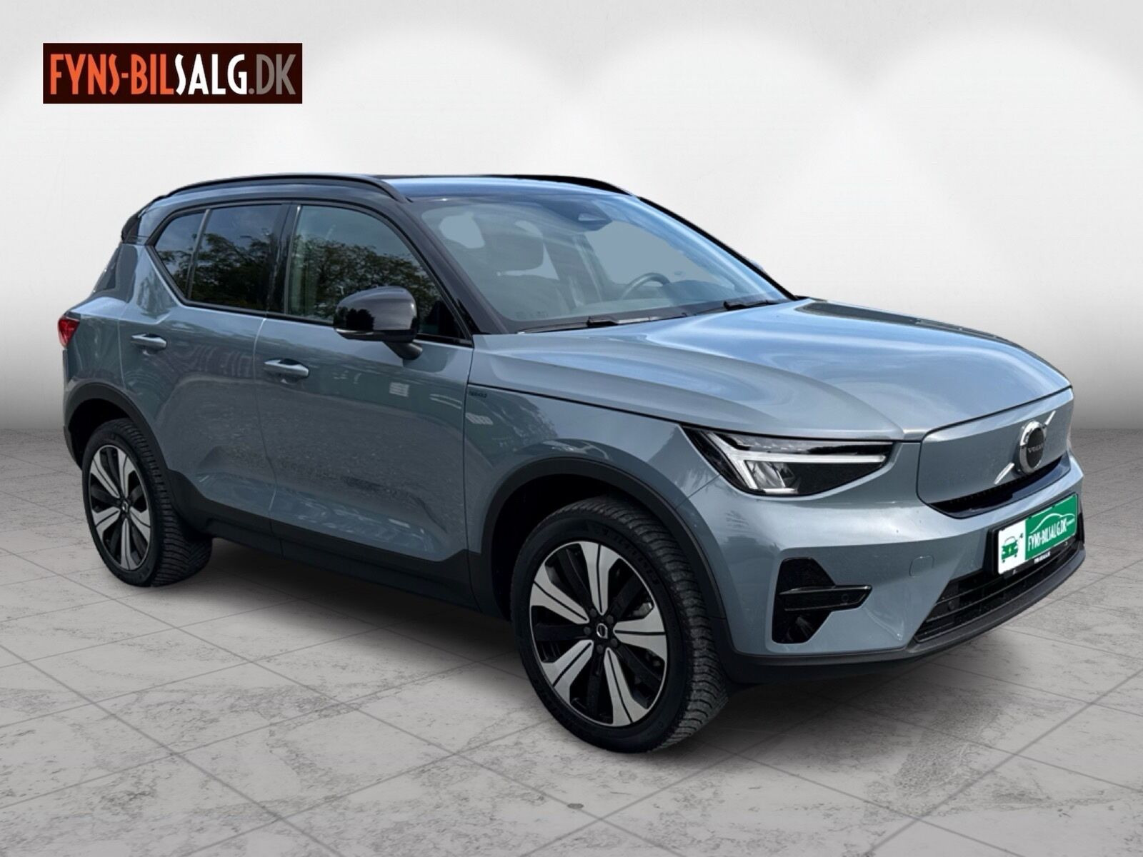 Grå Volvo XC40 fra 2023