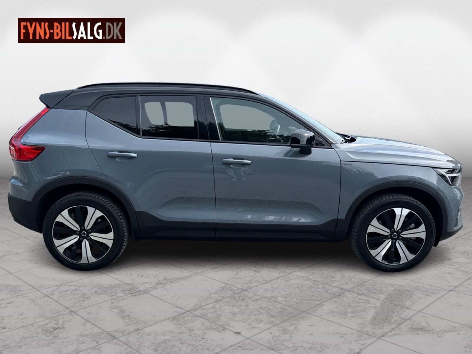 Grå Volvo XC40 fra 2023
