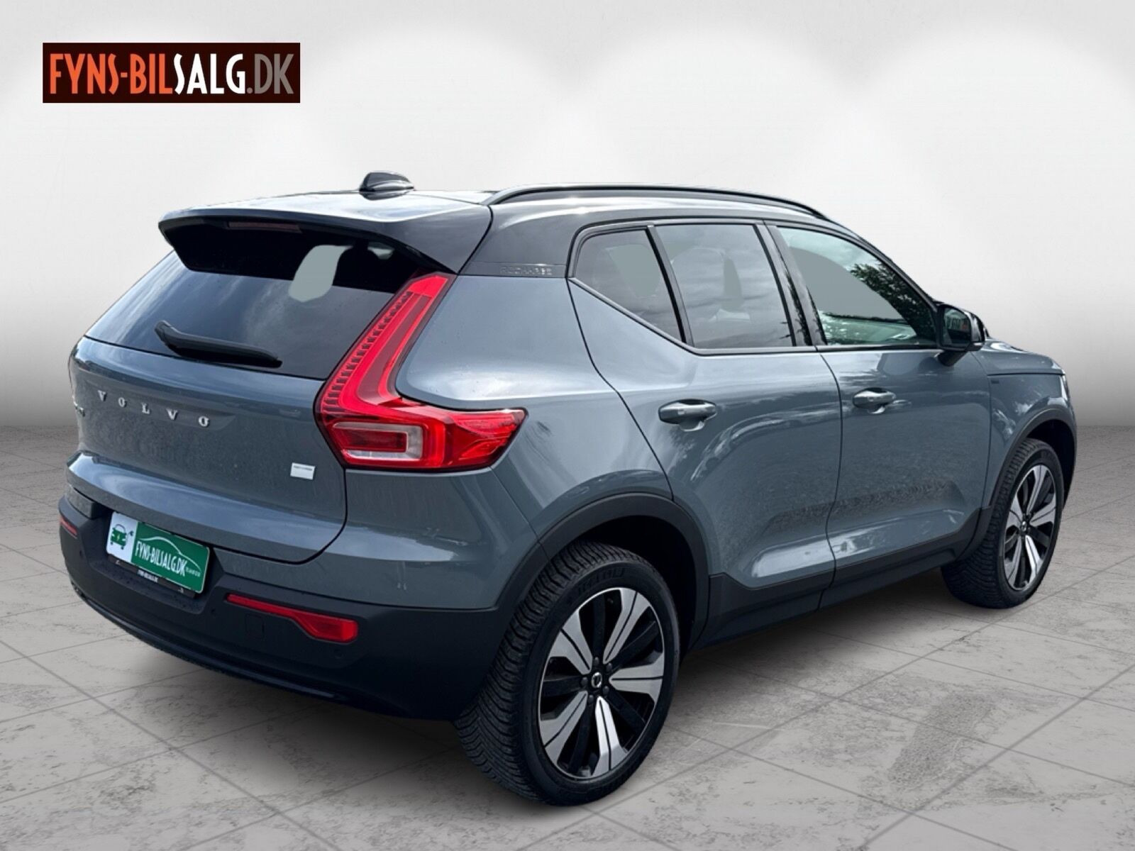 Grå Volvo XC40 fra 2023