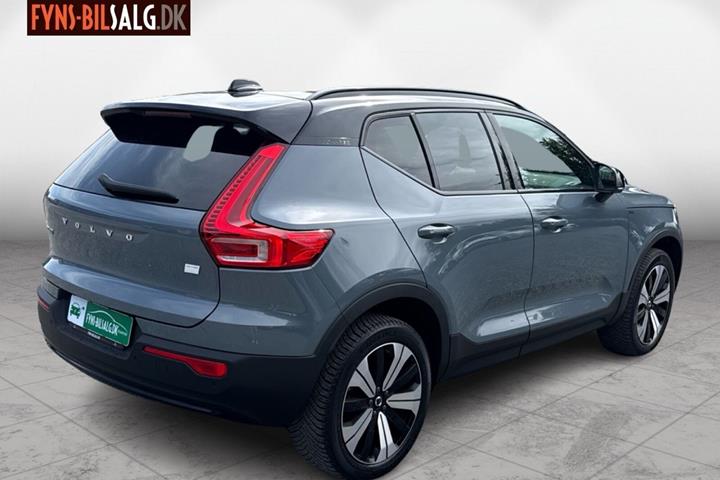 Grå Volvo XC40 fra 2023