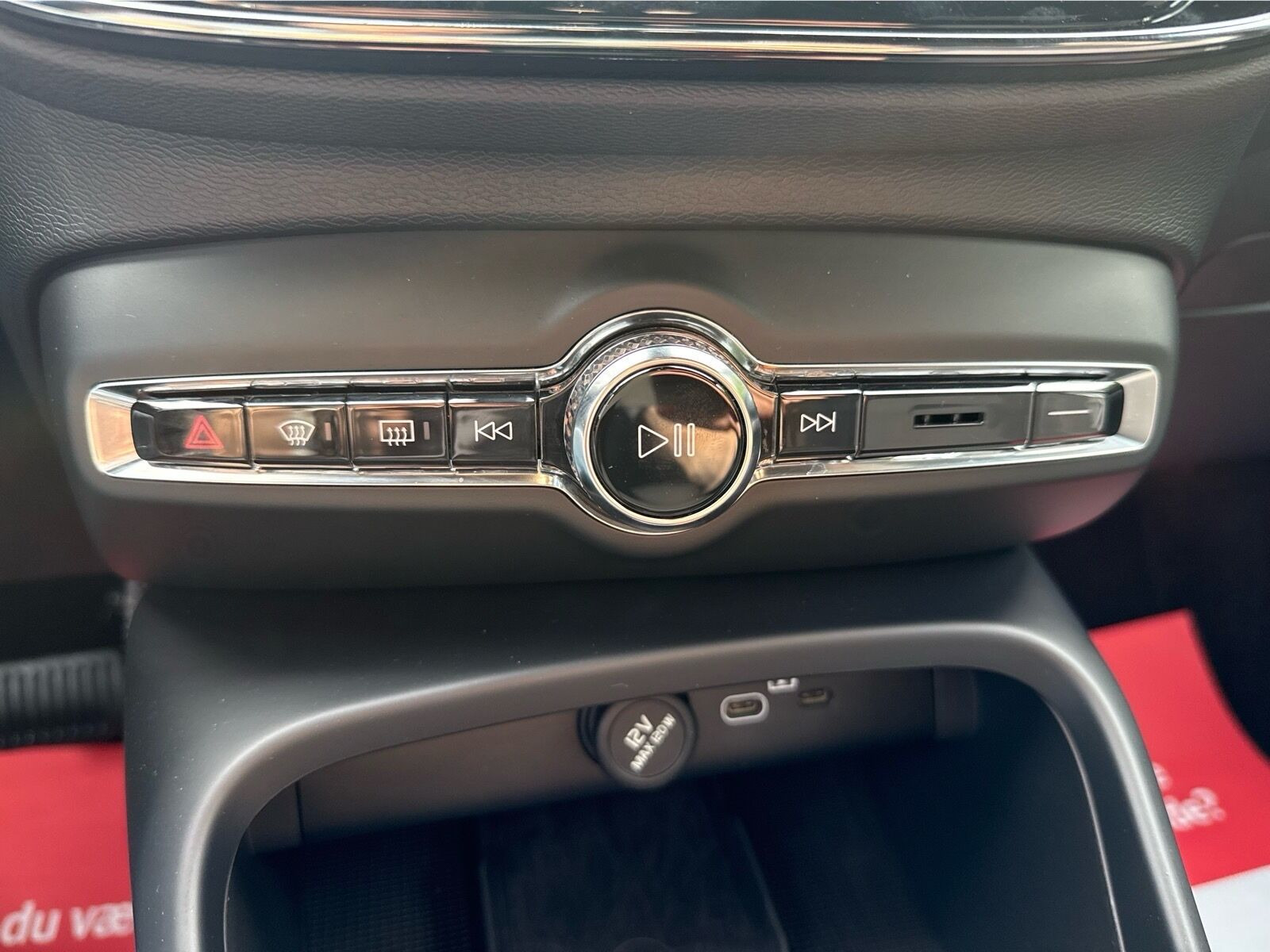 Grå Volvo XC40 fra 2023