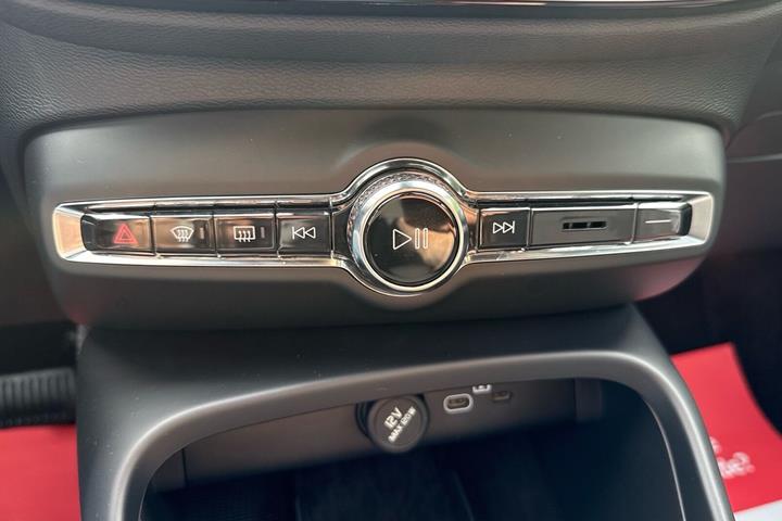 Grå Volvo XC40 fra 2023