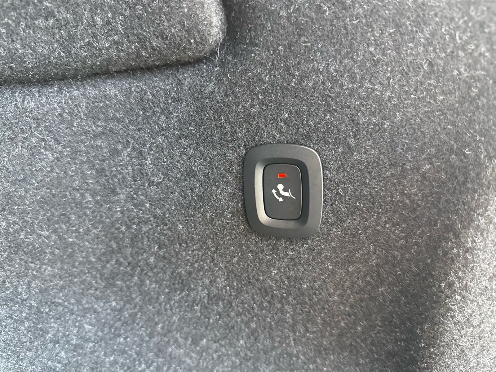 Grå Volvo XC40 fra 2023
