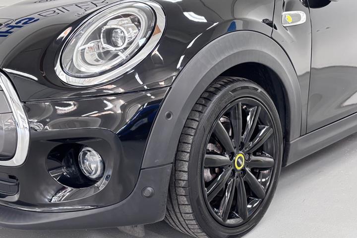 Sort Mini Cooper SE fra 2020